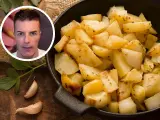 Un hombre mira patatas asadas. El índice glucémico de la patata cocida es un tema de interés.