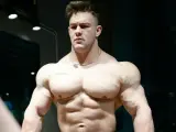 Joan Pradells, un culturista con músculos definidos, luce su físico en un gimnasio.