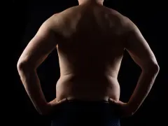 Espalda de hombre con manos en la cintura, mostrando su figura. ¿Será el resultado de un ayuno 72 horas?