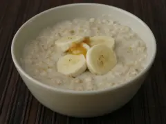 Un tazón de avena cremosa con rodajas de plátano y miel. Dicen que la papilla engorda a los adultos, pero esta parece deliciosa.
