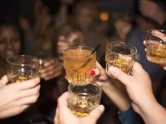 Un brindis con vasos de alcohol. ¿Será que la creatina y el alcohol son compatibles?
