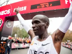 Eliud Kipchoge celebra su récord mundial en maratón, cruzando la meta en 1:59:40.2.