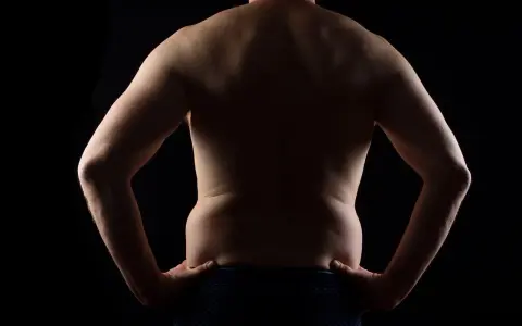Espalda de hombre con manos en la cintura, mostrando su figura. ¿Será el resultado de un ayuno 72 horas?