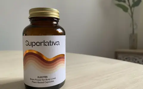 Frasco de Superlativa Electra, cápsulas vegetales para la energía cerebral. Ideal como vitaminas para los nervios y la ansiedad.