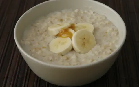 Un tazón de avena cremosa con rodajas de plátano y miel. Dicen que la papilla engorda a los adultos, pero esta parece deliciosa.