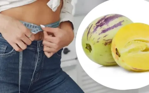Mujer midiendo su cintura, junto a un pepino dulce y su corte. ¿Será que el pepino engorda?