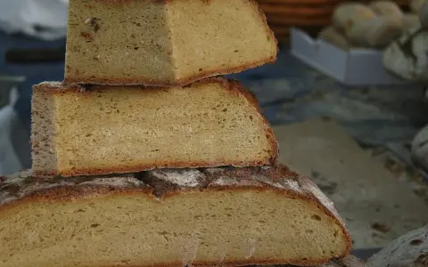 Rebanadas de pan de maíz apiladas. ¡Cuidado, el pan de maíz engorda!