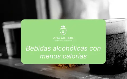 Vasos de cerveza con espuma y el texto "Bebidas alcohólicas con menos calorías".