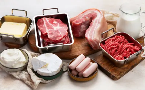 Carne, mantequilla, queso, salchichas y leche. Ingredientes para una dieta carnivora beneficios.