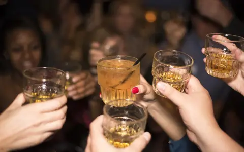 Un brindis con vasos de alcohol. ¿Será que la creatina y el alcohol son compatibles?