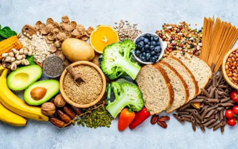 Variedad de alimentos saludables: plátanos, aguacates, brócoli, bayas, cereales integrales, legumbres y más, todos son alimentos mas nutritivos.