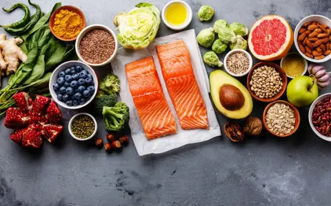 Salmón, aguacate, arándanos, nueces y semillas, fuentes de omega 3 y 6, junto a verduras y frutas frescas.