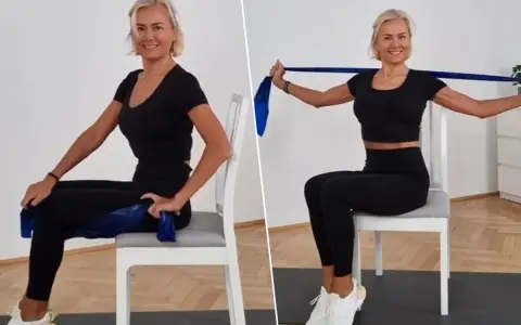 Mujer rubia realiza ejercicios en silla con banda elástica para tonificar brazos y piernas.