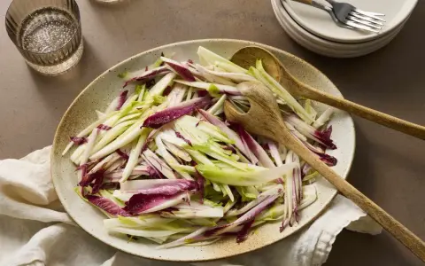 Ensalada de endivias y radicchio, con sus hojas moradas y blancas, lista para servir. ¡Qué pena que la endivia es muy mala!