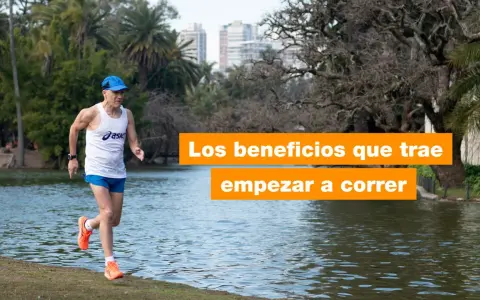 Hombre corriendo junto a un lago, disfrutando de los beneficios que trae empezar a correr.
