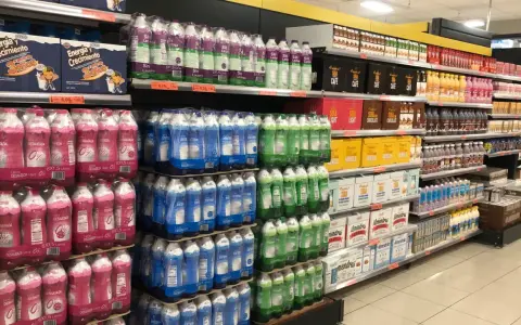 Estanterías llenas de leche desnatada y entera, incluyendo leche a2 mercadona. Variedad de formatos y marcas.