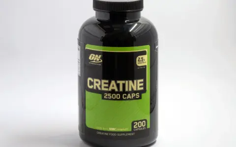 Bote de creatina en cápsulas, un suplemento alimenticio. La creatina en adolescentes es un tema de debate.