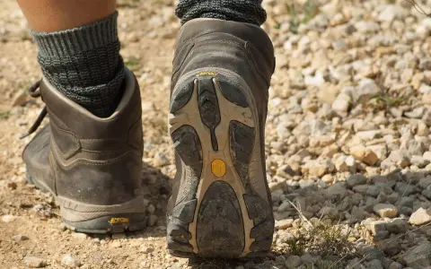 Botas de montaña con suela Vibram, perfectas como calzado para hacer el Camino de Santiago.