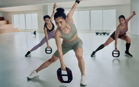 Mujeres entrenando con pesas para aumentar la resistencia.