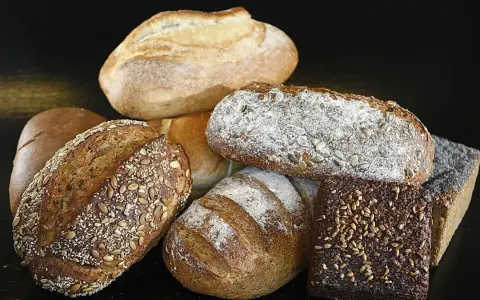 Variedad de panes artesanales, algunos con semillas. ¿Cuál es el pan más sano? Los integrales y con semillas suelen ser la mejor opción.
