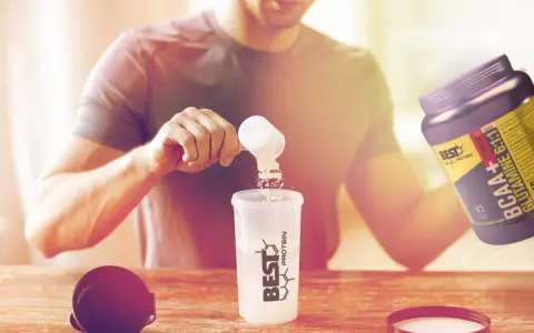 Hombre preparando su batido post-entreno. Es bueno tomar BCAA para la recuperación muscular.