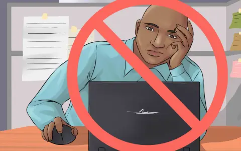 Hombre aburrido frente a la laptop, con un círculo rojo de prohibición. Evita la descarga de cafeína para mantener la concentración.