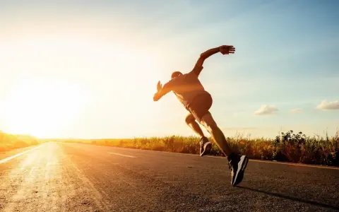 Corredor en una carretera al atardecer, experimentando lo que es un tempo run: un esfuerzo sostenido y desafiante.