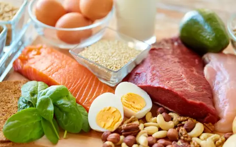 Alimentos con creatina: salmón, carne roja, huevos, pollo, espinacas, frutos secos y quinoa.