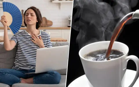 Mujer abanicándose por calor mientras trabaja en laptop. A su lado, café caliente. Recuerda que el cafe deshidrata.