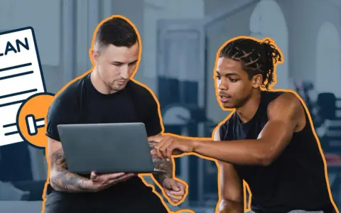 Entrenador y cliente revisan un programa de entrenamiento en una laptop. Un icono de lista de tareas pendientes con "PLAN" destaca.