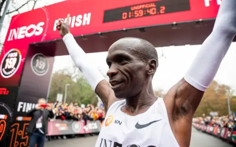 Eliud Kipchoge celebra su récord mundial en maratón, cruzando la meta en 1:59:40.2.
