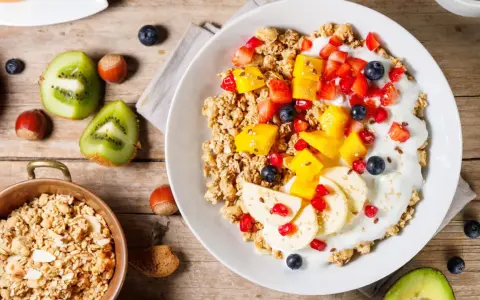Un delicioso desayuno proteico para adelgazar con yogur, granola, frutas y frutos secos.
