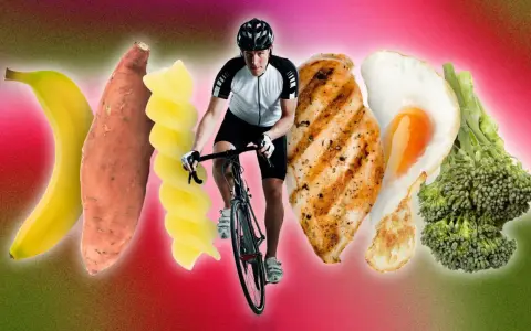 Ciclista en acción, rodeado de alimentos que representan el ciclado de carbohidratos: plátano, batata, pasta, pollo, huevo y brócoli.
