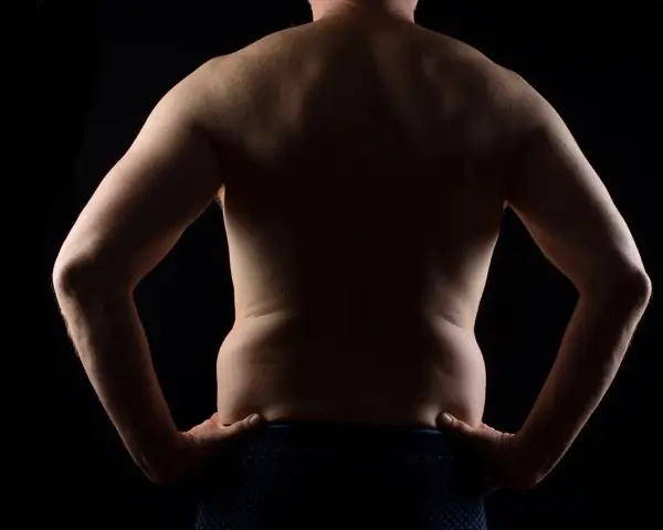 Espalda de hombre con manos en la cintura, mostrando su figura. ¿Será el resultado de un ayuno 72 horas?