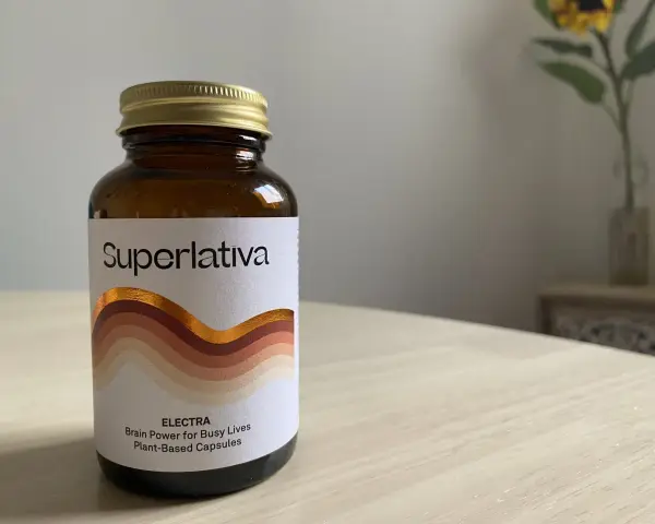 Frasco de Superlativa Electra, cápsulas vegetales para la energía cerebral. Ideal como vitaminas para los nervios y la ansiedad.