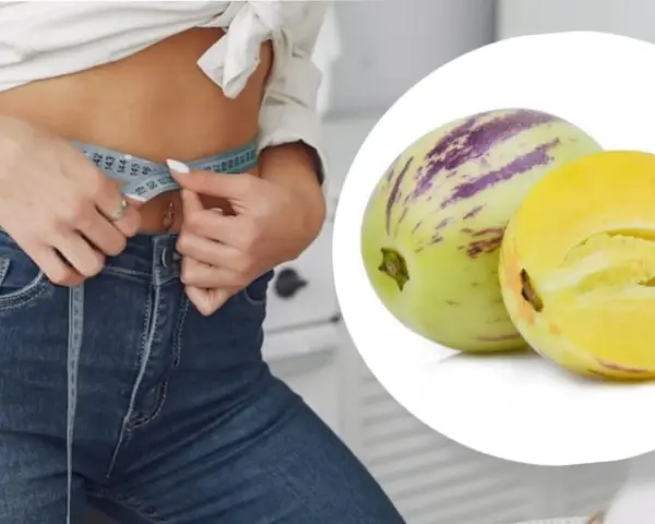 Mujer midiendo su cintura, junto a un pepino dulce y su corte. ¿Será que el pepino engorda?