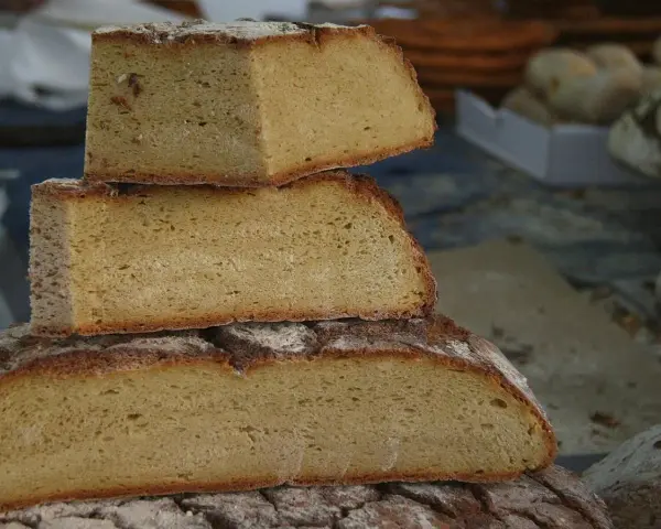 Rebanadas de pan de maíz apiladas. ¡Cuidado, el pan de maíz engorda!