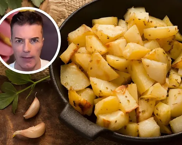 Un hombre mira patatas asadas. El índice glucémico de la patata cocida es un tema de interés.