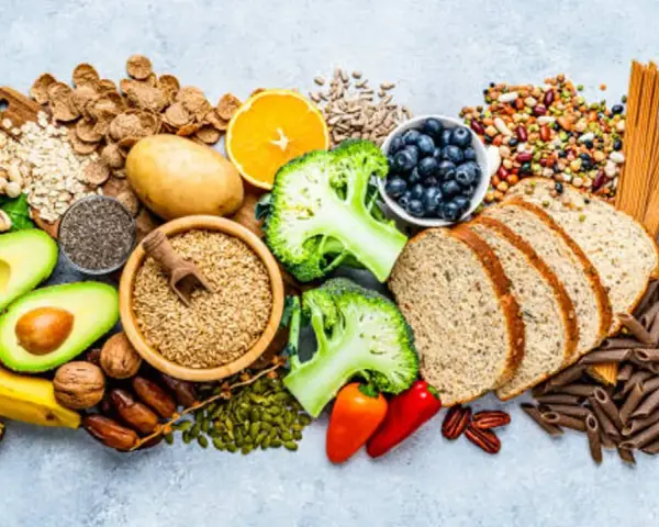 Variedad de alimentos saludables: plátanos, aguacates, brócoli, bayas, cereales integrales, legumbres y más, todos son alimentos mas nutritivos.