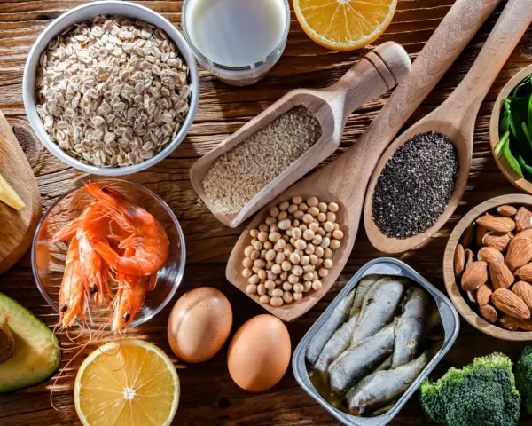 Variedad de alimentos con calcio: avena, leche, queso, camarones, huevos, almendras, sardinas, brócoli, espinacas, semillas de chía y sésamo.