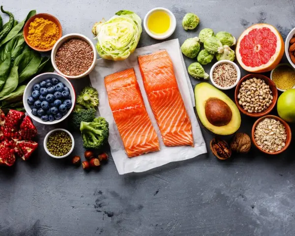 Salmón, aguacate, arándanos, nueces y semillas, fuentes de omega 3 y 6, junto a verduras y frutas frescas.