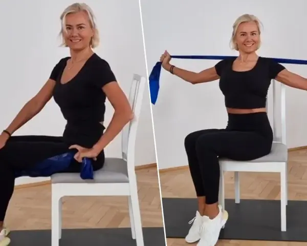 Mujer rubia realiza ejercicios en silla con banda elástica para tonificar brazos y piernas.