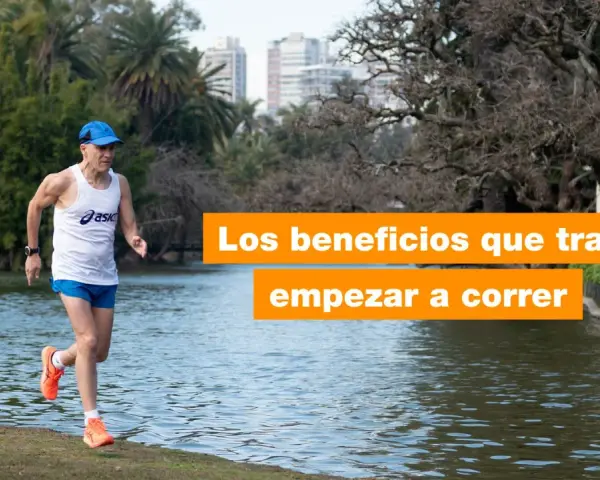 Hombre corriendo junto a un lago, disfrutando de los beneficios que trae empezar a correr.