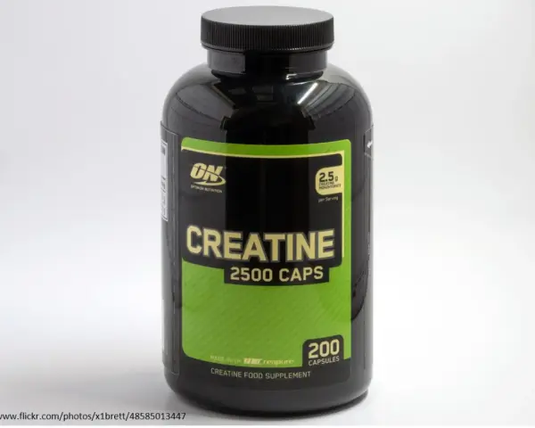Bote de creatina en cápsulas, un suplemento alimenticio. La creatina en adolescentes es un tema de debate.
