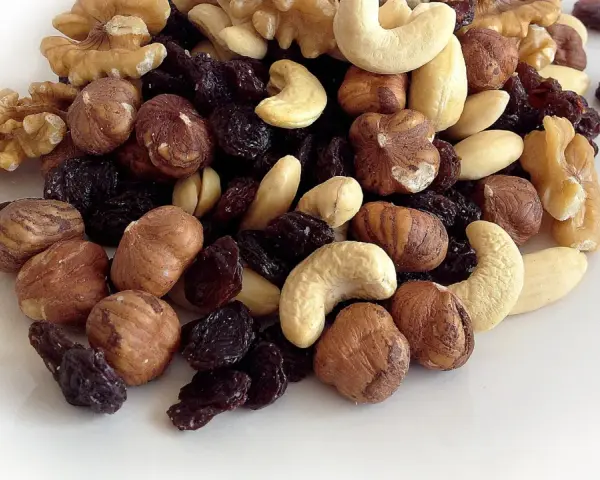 Montón de frutos secos variados: nueces, avellanas, anacardos y pasas. Parecen listos para engordar los frutos secos por la noche.