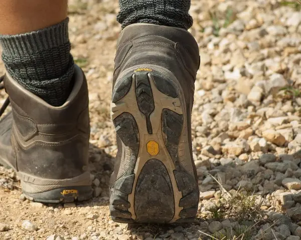 Botas de montaña con suela Vibram, perfectas como calzado para hacer el Camino de Santiago.