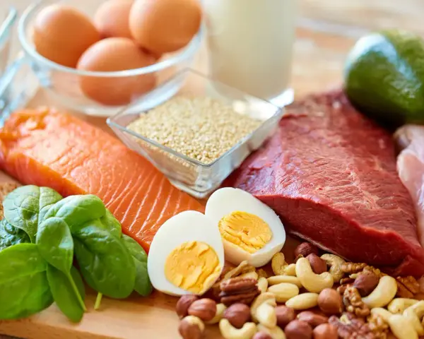 Alimentos con creatina: salmón, carne roja, huevos, pollo, espinacas, frutos secos y quinoa.