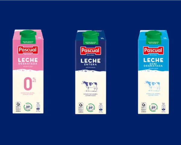 Tres envases de leche Pascual: desnatada (0% M.G.), entera y semidesnatada. ¡La leche desnatada engorda menos!