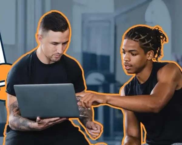 Entrenador y cliente revisan un programa de entrenamiento en una laptop. Un icono de lista de tareas pendientes con "PLAN" destaca.