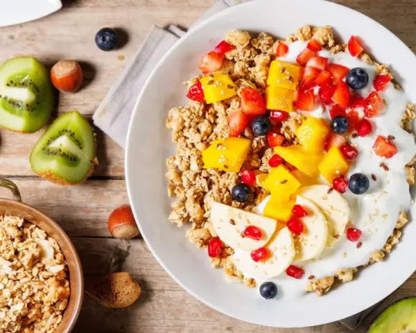 Un delicioso desayuno proteico para adelgazar con yogur, granola, frutas y frutos secos.